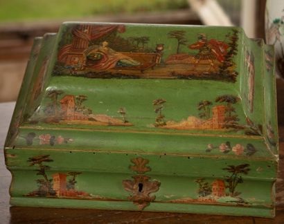 
Coffret à perruque en bois peint laqué vert...
