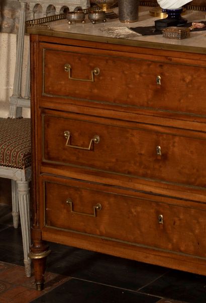 
Commode en acajou et placage d'acajou ouvrant...
