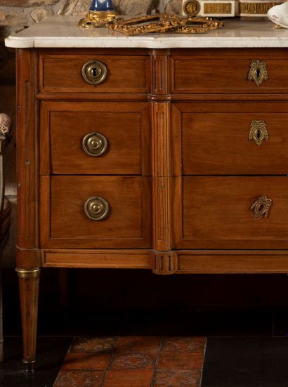 
Mahogany chest of drawers opening five drawers...