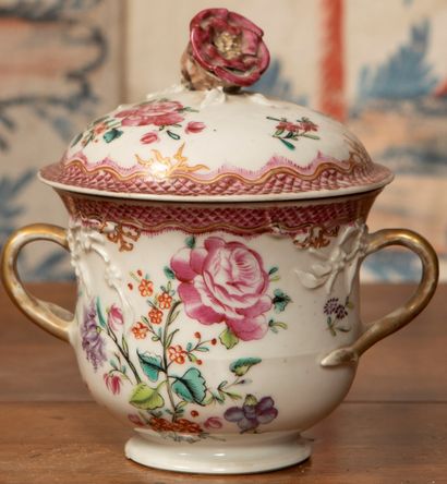 
Covered pot in white porcelain with polychrome...