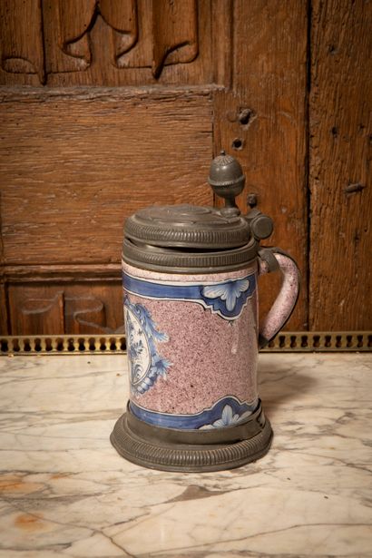 
Chope en faïence allemande à décor polychrome,...