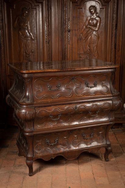 
Grave chest of drawers in natural wood opening...