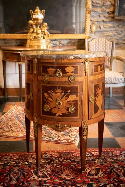 
Small half-moon chest of drawers in veneer...