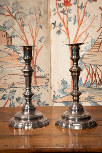 
Pair of candlesticks in silvered bronze...