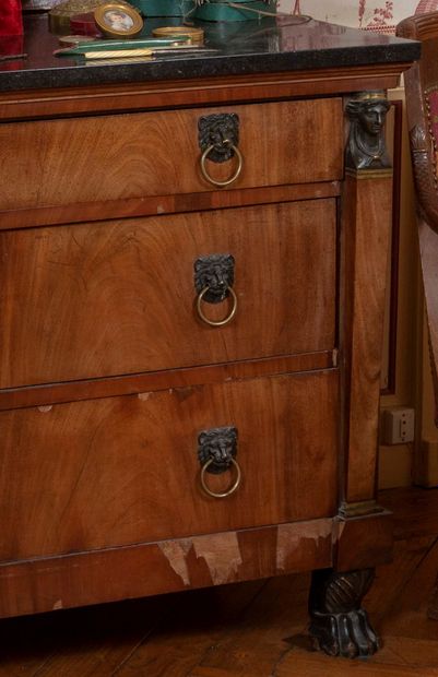 
Chest of drawers in mahogany veneer opening...