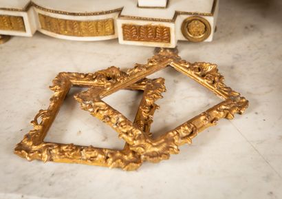 
Two small frames in gilded wood decorated...