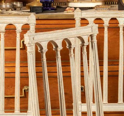
Suite de quatre chaises en bois laqué gris...