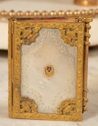 
Carnet en cuivre doré à décor de motifs...