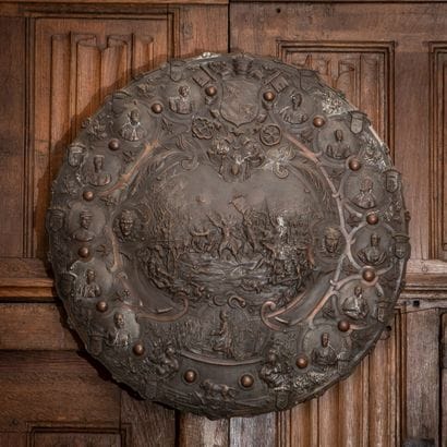 
According to DROUARD




Large round medallion...