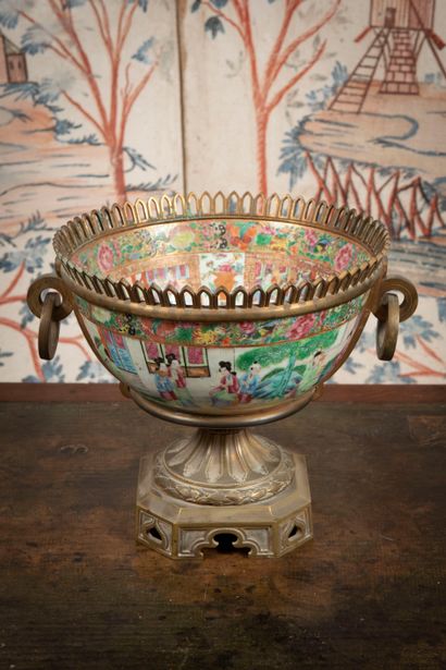 
Chinese porcelain cup decorated with a court...