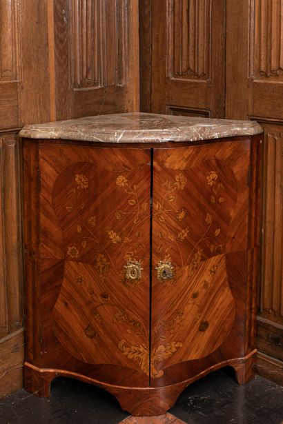
Pair of corner pieces of wood veneer decorated...