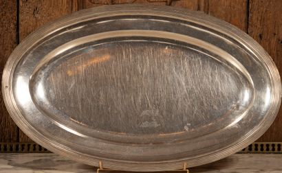 
Plat ovale en argent, les bordure filet...