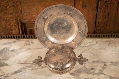 
Petite écuelle couverte en argent, les anses...