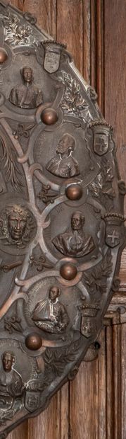 
According to DROUARD




Large round medallion...