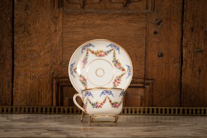 
Tasse et sous tasse en porcelaine ornées...