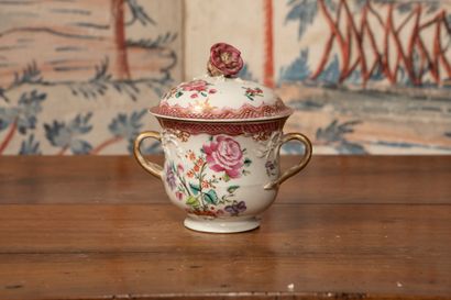 
Covered pot in white porcelain with polychrome...
