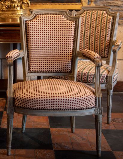
Suite of four armchairs cabriolets in grey...