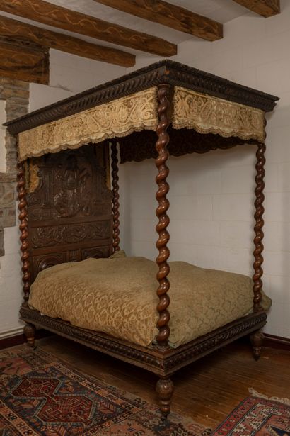 
Canopy bed in turned wood, the headboard...