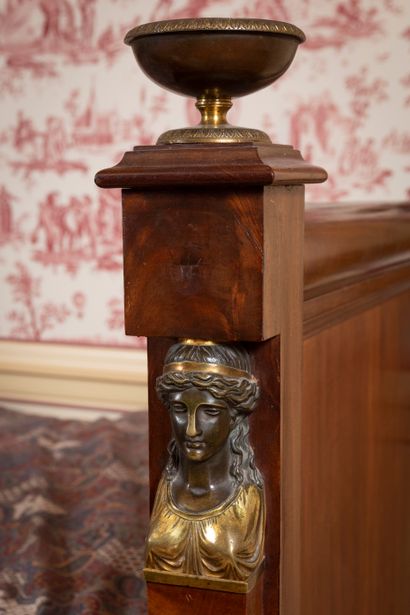 
Mahogany and mahogany veneer bed, the amounts...