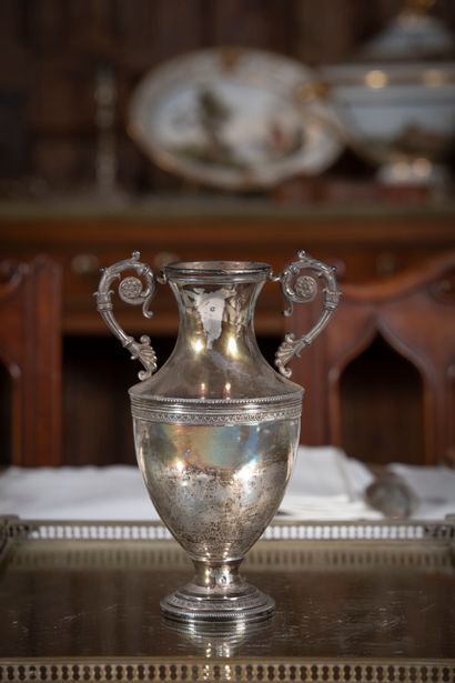 
Vase balustre sur piédouche en argent, flanqué...