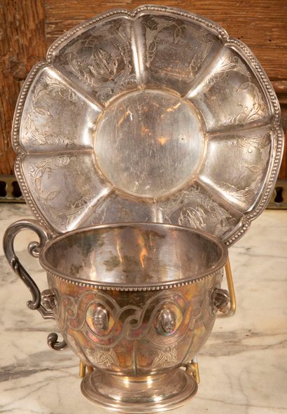 
Tasse en argent sur piédouche à larges godrons,...