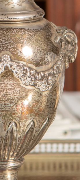 
Paire de petits vases balustres en argent...