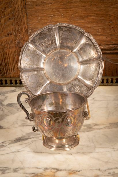 
Tasse en argent sur piédouche à larges godrons,...