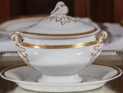 
Saucière en porcelaine de Paris à décor...