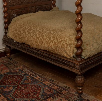 
Canopy bed in turned wood, the headboard...