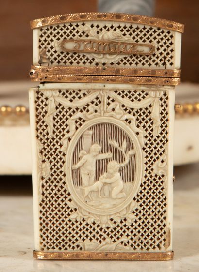 
Carnet de bal en ivoire sculpté orné de...