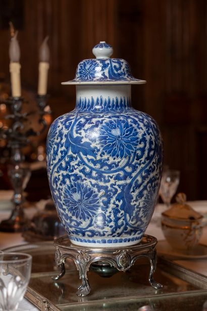 
Chinese porcelain covered vase with blue...