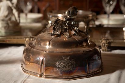 
Cloche de service en métal argenté, le fretel...