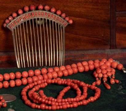 
Comb decorated with faceted coral beads...
