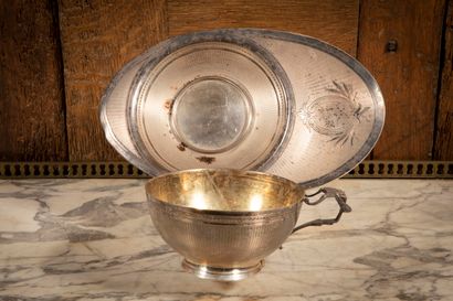 
Large tasse en argent sur piédouche à décor...
