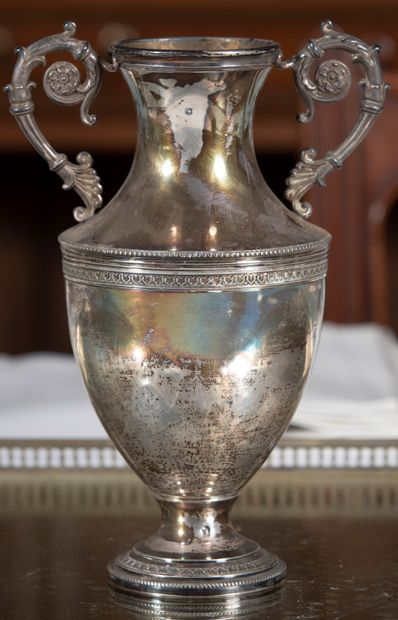 
Vase balustre sur piédouche en argent, flanqué...