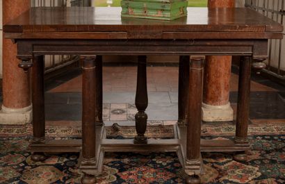 
Table en noyer à rallonges reposant sur...