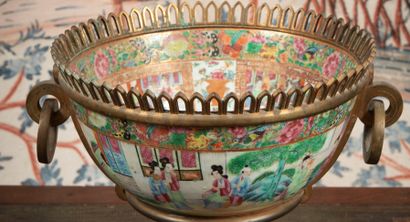 
Chinese porcelain cup decorated with a court...