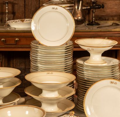 
Part of table service in porcelain of Paris...