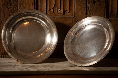 
Paire de plats ronds en argent, modèles...