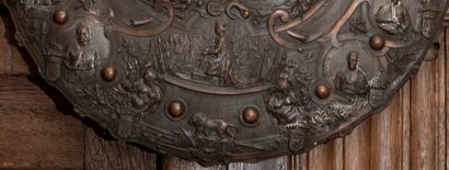 
According to DROUARD




Large round medallion...