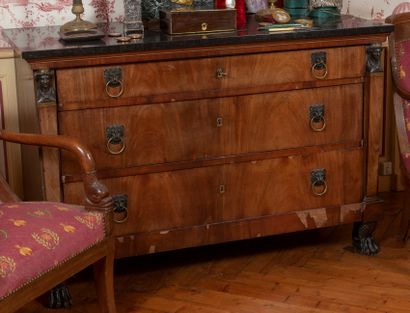 
Chest of drawers in mahogany veneer opening...