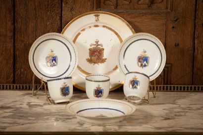 
Trois tasses et sous tasses décorées d'armoiries...