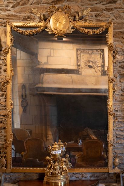 
Important carved and gilded wood mirror...