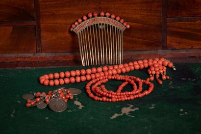 
Comb decorated with faceted coral beads...