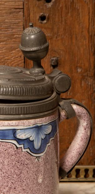 
Chope en faïence allemande à décor polychrome,...