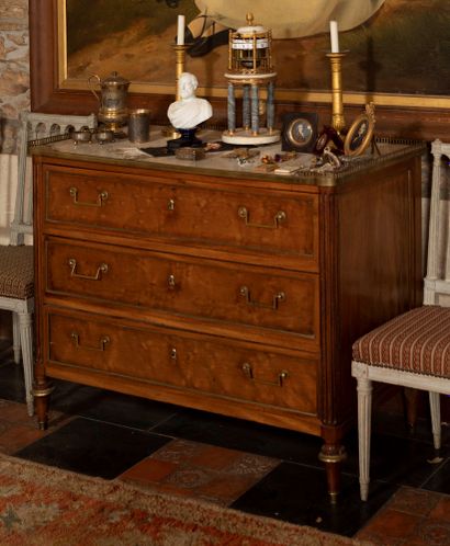 
Commode en acajou et placage d'acajou ouvrant...