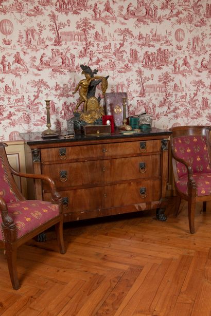
Chest of drawers in mahogany veneer opening...