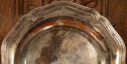 
Plat creux et rond en argent à bords chantournés...