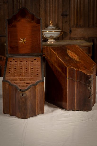 
Deux coffrets à couverts à décor d'une marqueterie...