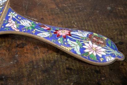 
TAHAN in Paris




Face to hand in cloisonné...